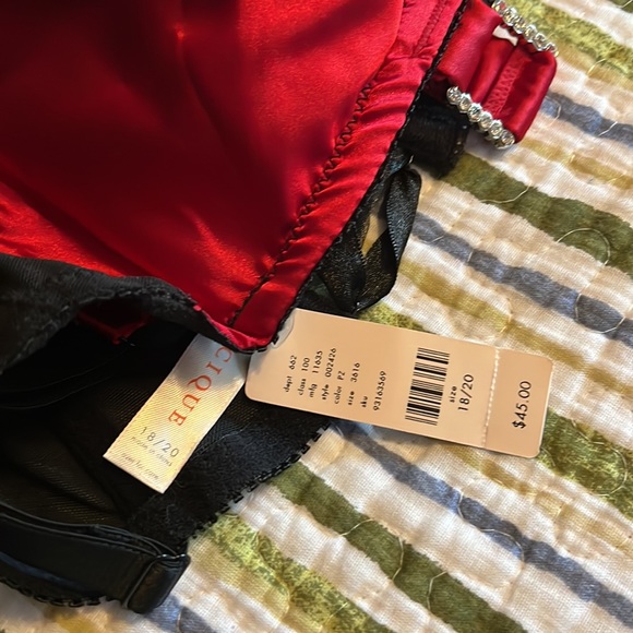 Sexy red and black satin and lace bustier - Picture 4 of 4